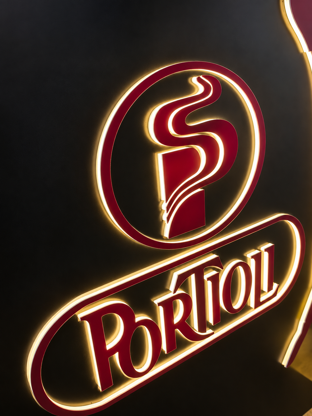 Portiol svetleći 3D znak sa logom
