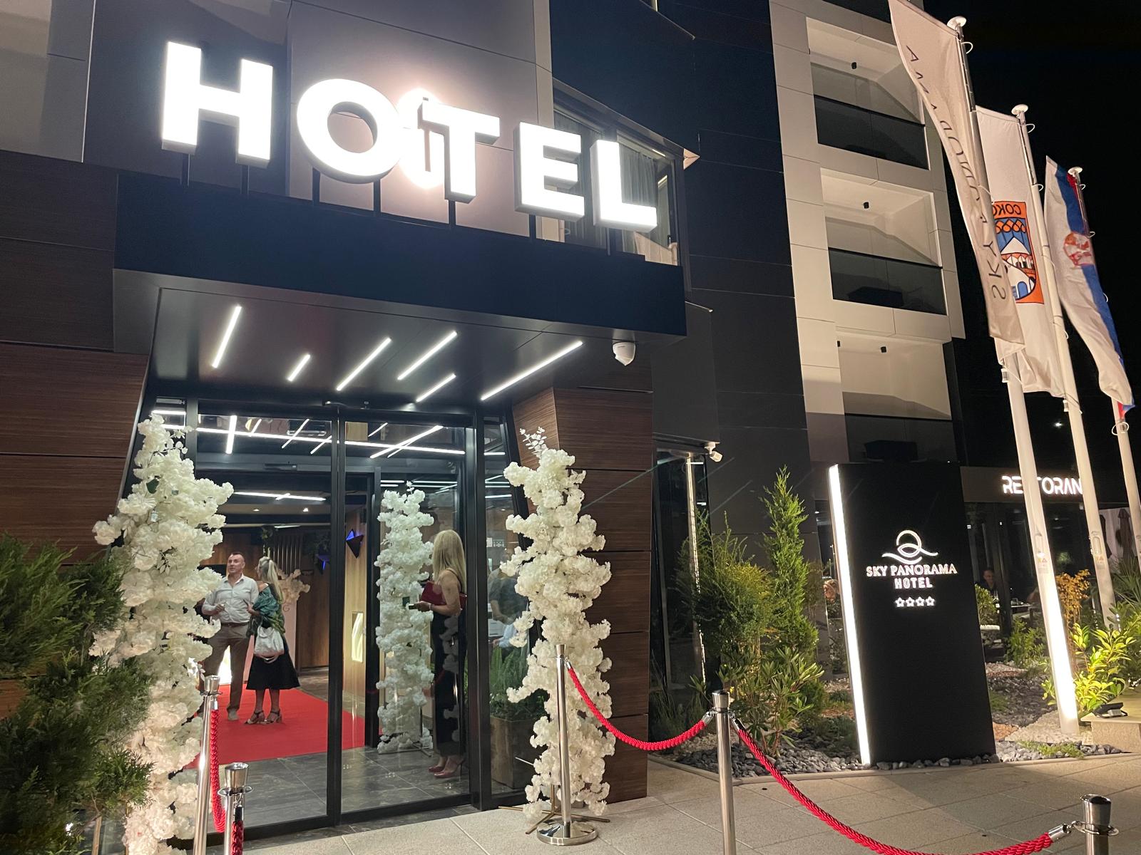 Sky Panorama Hotel ulaz sa HOTEL svetlećim slovima