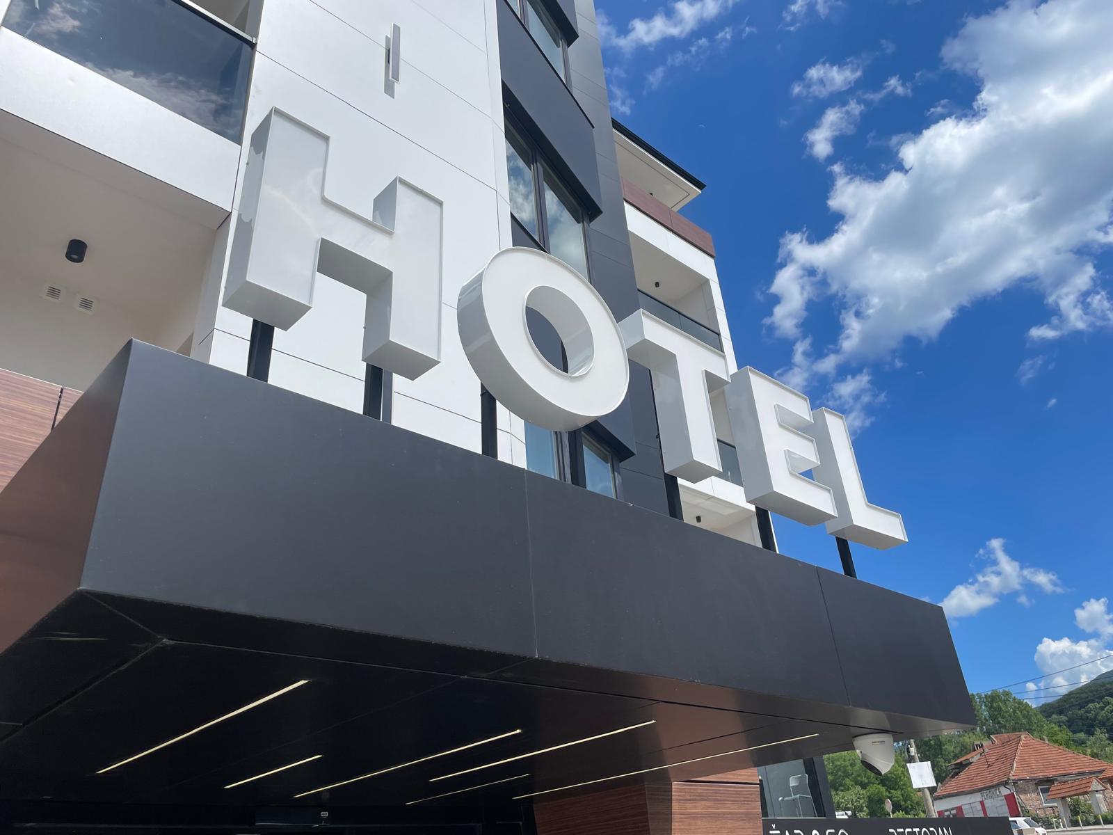 Velika 3D HOTEL slova na fasadi