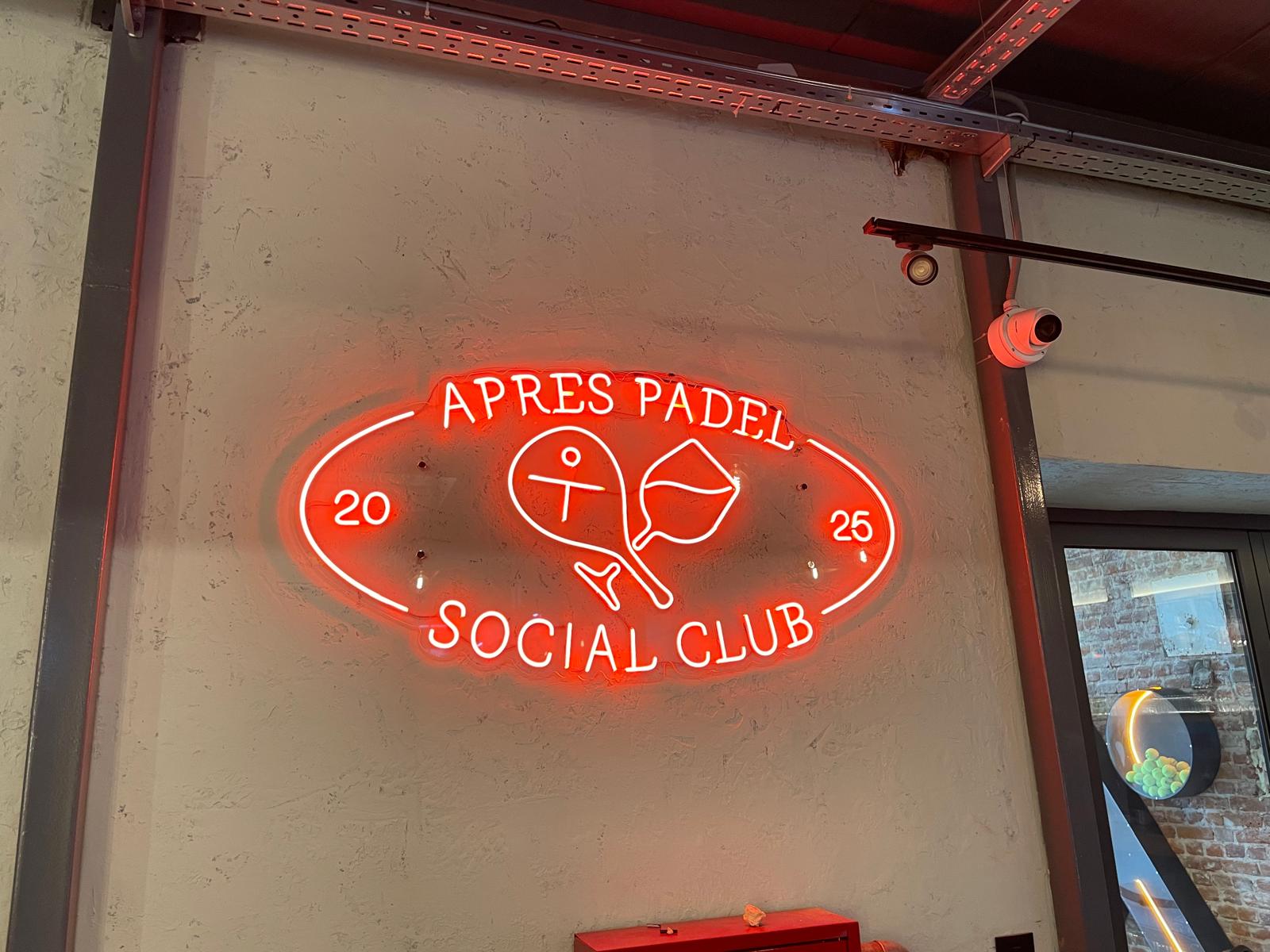 Apres Padel Social Club neonska reklama