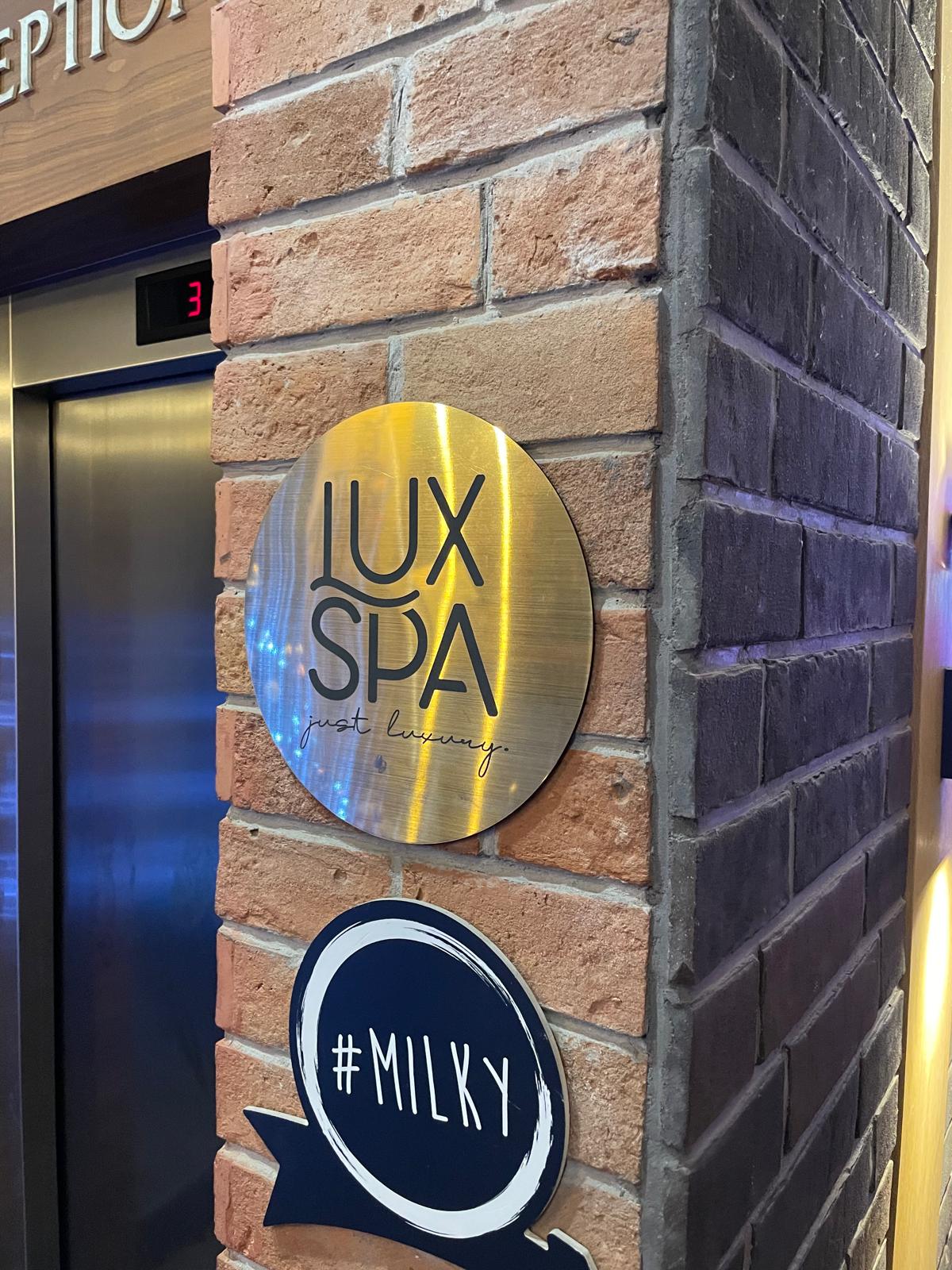 Lux Spa i Milky okrugle zidne reklame
