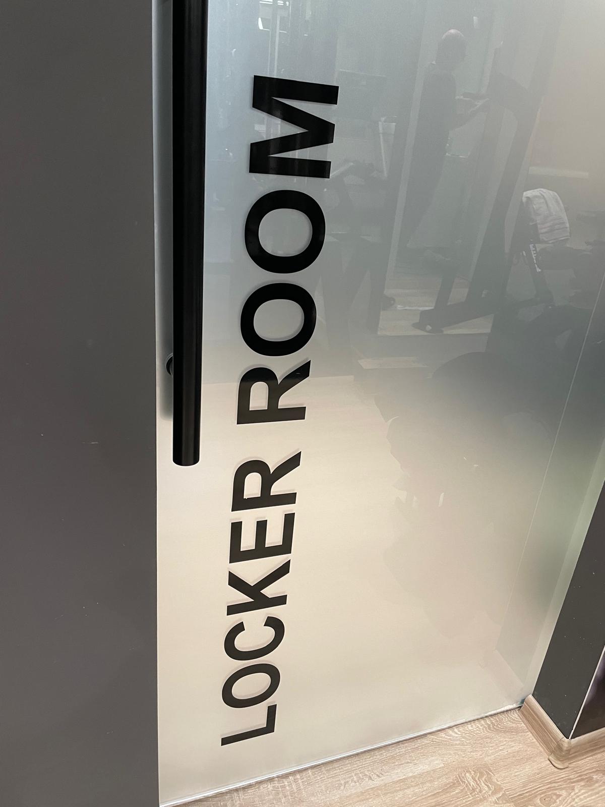 Brendiranje staklenih vrata Locker Room