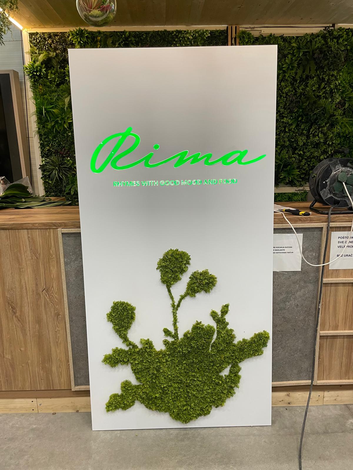 Rima neon znak sa zelenim mahovinom