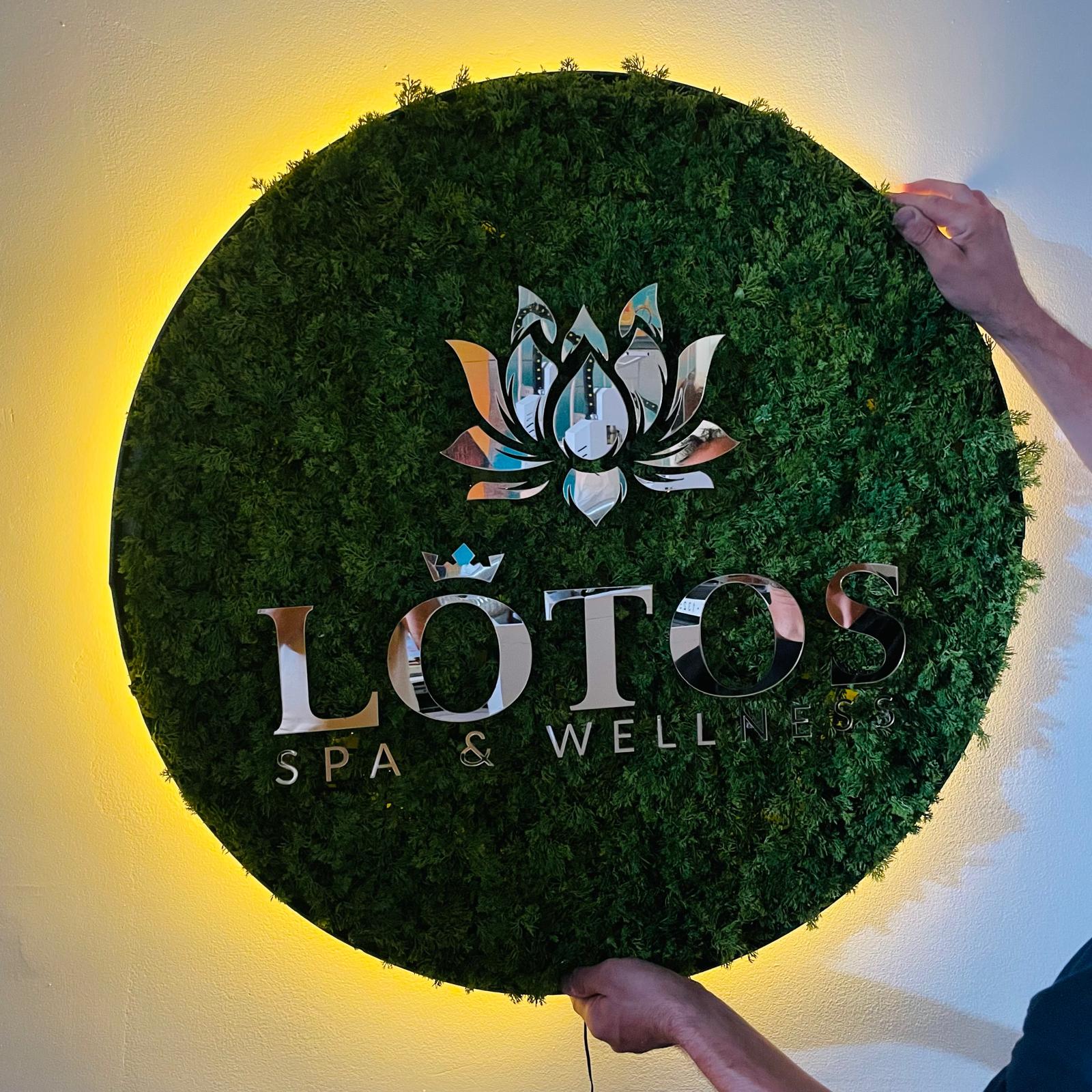 Lotos Spa & Wellness zeleni zid sa logom