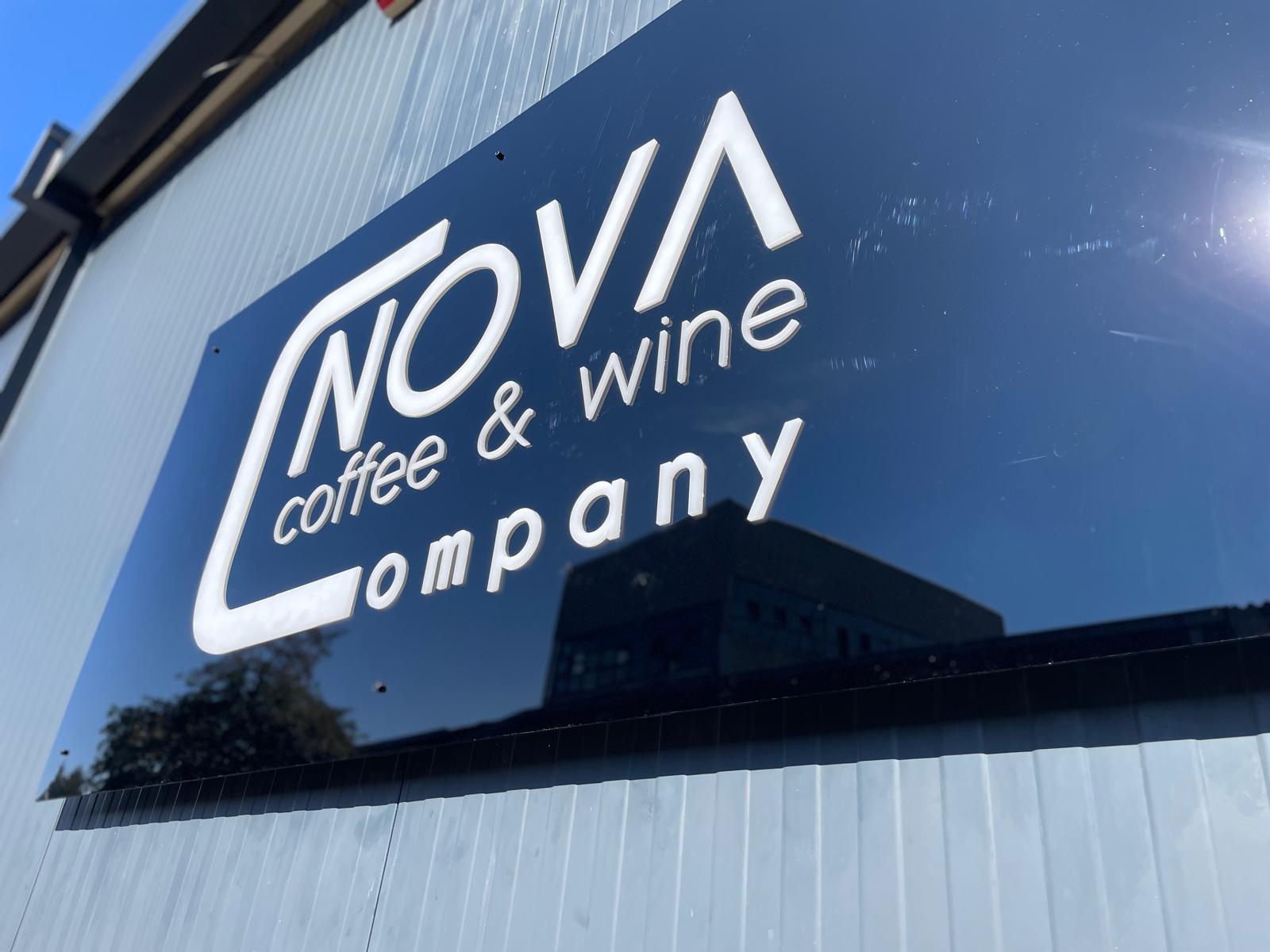 Svetleća reklama Nova Coffee and Wine