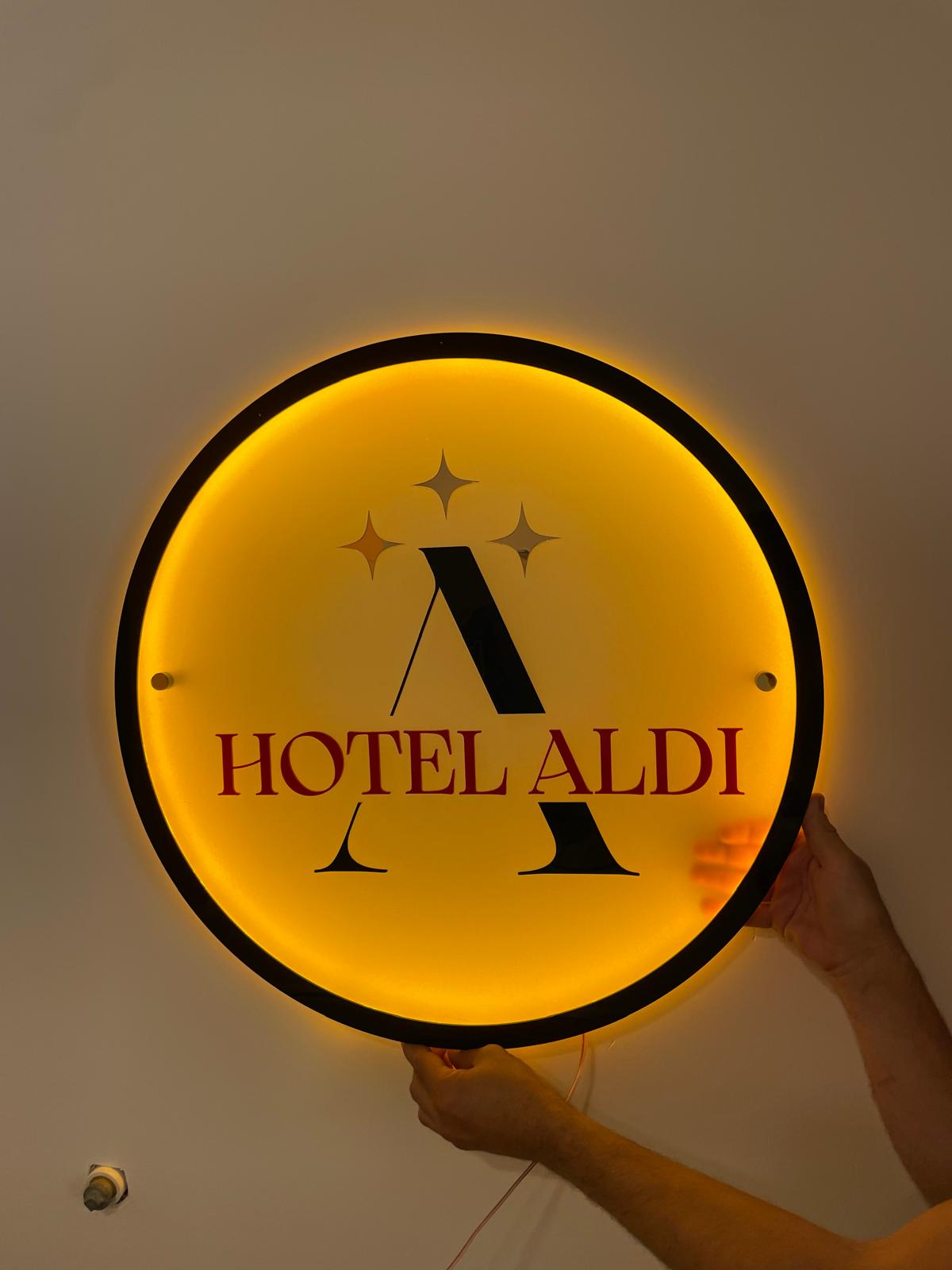 Hotel Aldi svetleća okrugla reklama